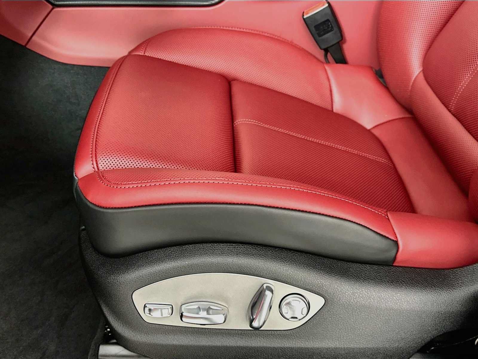 Certified 2025 Porsche Macan AWD/4WD image 12