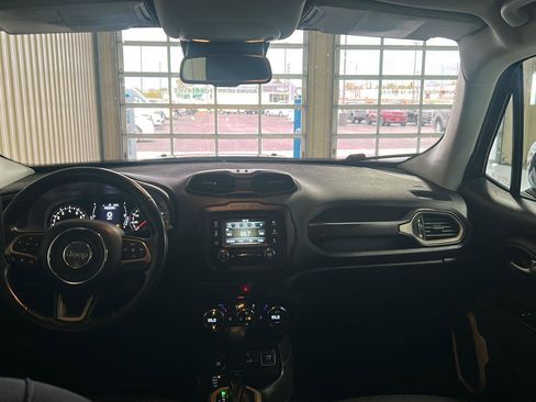 Used 2017 Jeep Renegade Latitude w/ Popular Equipment Group AWD/4WD image 27