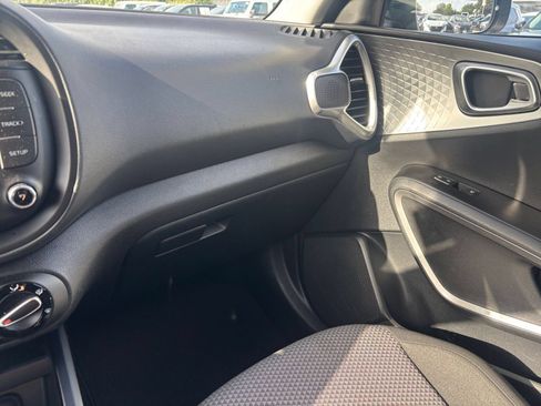 Used 2025 Kia Soul LX w/ LX Technology Package FWD image 33