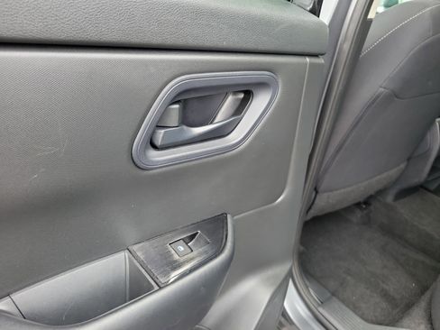 Used 2024 Nissan Rogue S AWD/4WD image 13