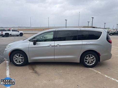 Used 2024 Chrysler Pacifica Touring-L image 6