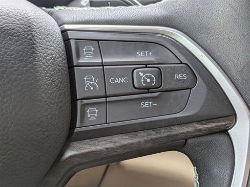 Used 2024 Jeep Grand Cherokee Limited w/ Luxury Tech Group II image 28