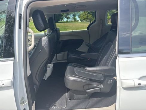 Used 2023 Chrysler Pacifica Touring-L FWD image 6