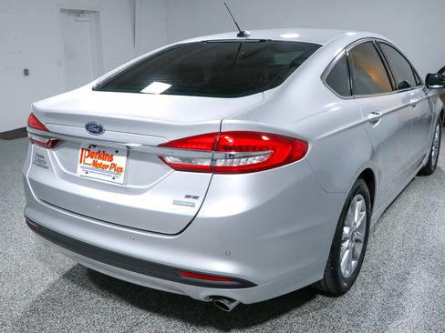 Used 2017 Ford Fusion SE w/ Fusion SE Technology Package FWD image 7