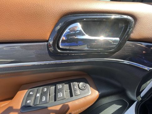 Used 2020 Jeep Grand Cherokee Overland AWD/4WD image 24