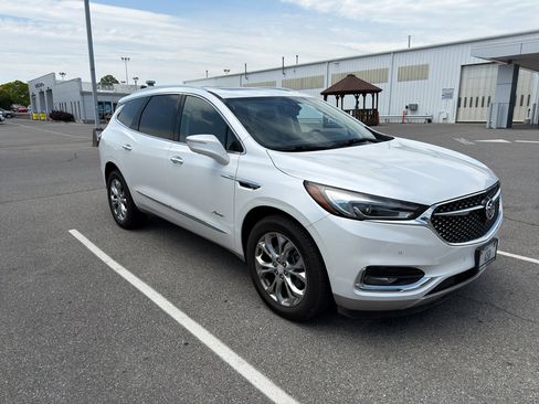 Used 2018 Buick Enclave Avenir w/ Avenir Technology Package AWD/4WD image 3