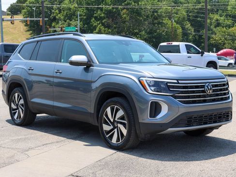 Used 2025 Volkswagen Atlas SE FWD image 1