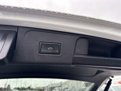 Used 2023 Volkswagen Atlas SEL R-Line AWD/4WD image 9