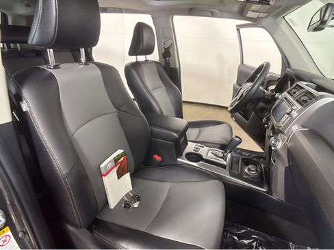 Used 2017 Toyota 4Runner SR5 Premium image 6