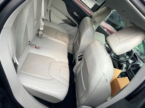Used 2019 Jeep Cherokee Limited AWD/4WD image 13