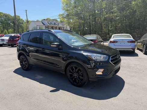 Used 2019 Ford Escape Titanium image 3