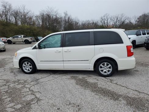 Used 2011 Chrysler Town & Country Touring image 7