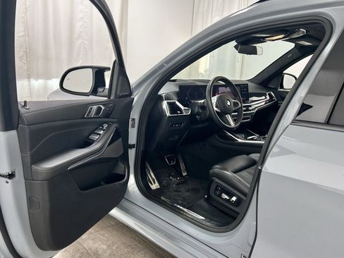 Used 2025 BMW X7 M60i w/ Executive Package image 24
