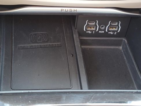Used 2023 Chrysler Pacifica Limited FWD image 26