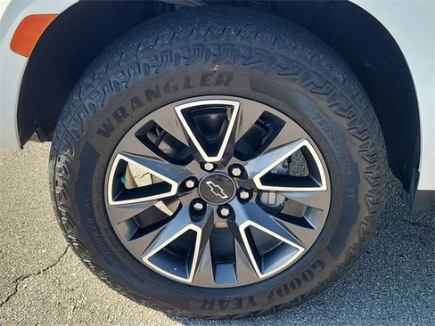 Certified 2023 Chevrolet Suburban Z71 w/ Luxury Package image 7