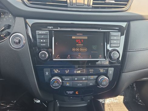 Used 2018 Nissan Rogue SV AWD/4WD image 21