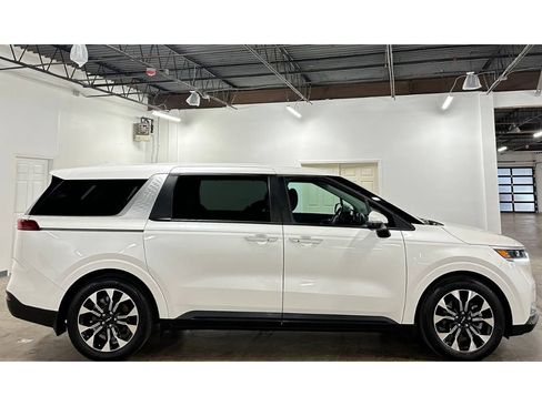 Used 2023 Kia Carnival EX image 9