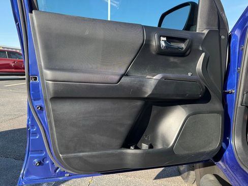 Used 2022 Toyota Tacoma TRD Sport w/ Technology Package image 11