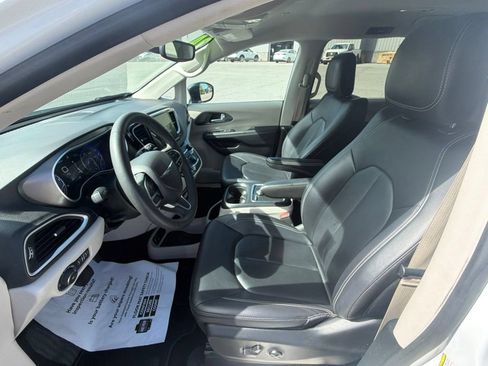 Used 2024 Chrysler Pacifica Touring-L FWD image 20