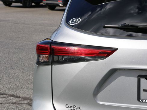 Used 2022 Toyota Highlander XLE image 6