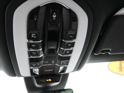 Used 2024 Porsche Macan Turbo image 39