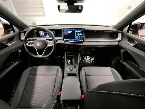 Used 2025 Volkswagen Tiguan SE R-Line AWD/4WD image 18
