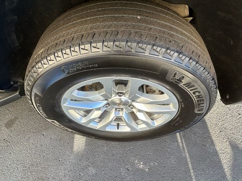 Used 2024 Chevrolet Suburban LT image 28