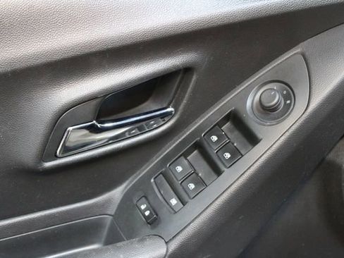 Used 2019 Chevrolet Trax LT w/ LT Convenience Package FWD image 16