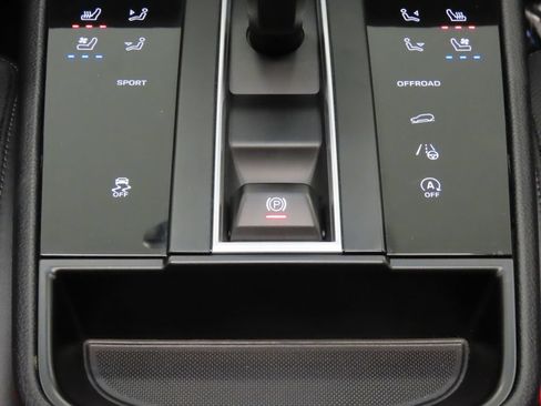 Certified 2025 Porsche Macan AWD/4WD image 28