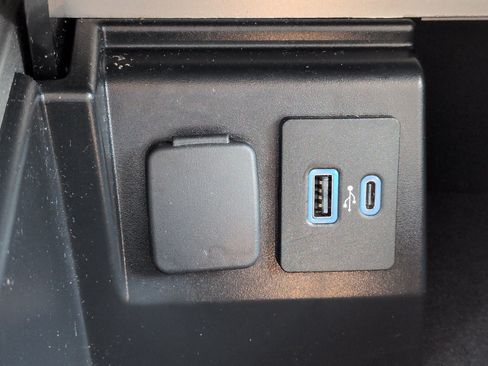 Certified 2023 Ford Explorer XLT RWD image 19