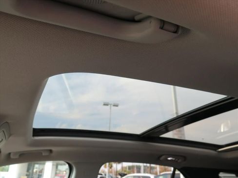 Used 2018 Chevrolet Equinox Premier image 10