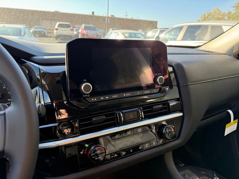 New 2025 Nissan Pathfinder SV image 13