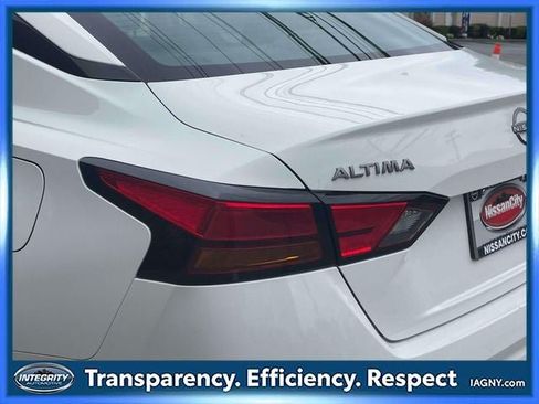 Used 2023 Nissan Altima 2.5 SR FWD image 11