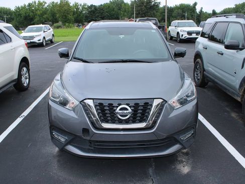 Used 2018 Nissan Kicks SR w/ Premium Package FWD image 2