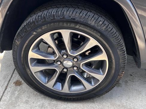 Used 2017 Jeep Grand Cherokee Overland w/ Jeep Active Safety Group image 10