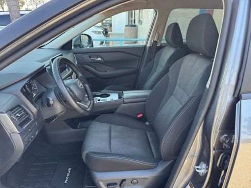 Used 2025 Nissan Rogue SV FWD image 29