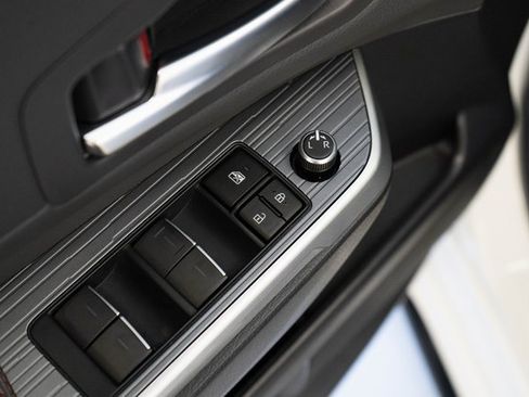 Used 2023 Toyota Sienna XSE image 15