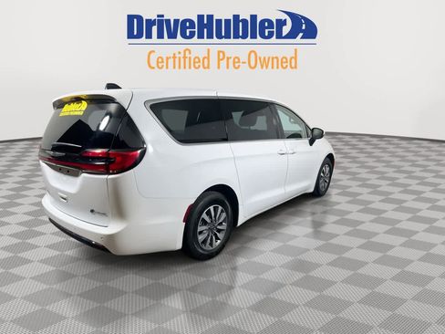 Used 2023 Chrysler Pacifica Touring-L image 8