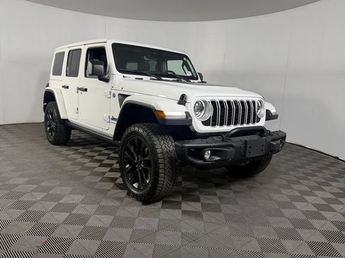 Used 2025 Jeep Wrangler Unlimited Sahara AWD/4WD image 5