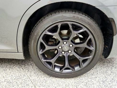 Used 2019 Chrysler 300 S RWD image 9
