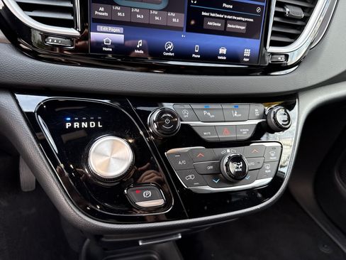 Used 2025 Chrysler Pacifica Select image 28