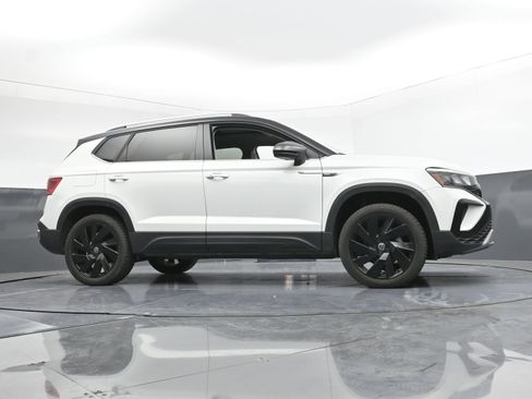 Used 2024 Volkswagen Taos SE w/ Panoramic Sunroof Package image 29