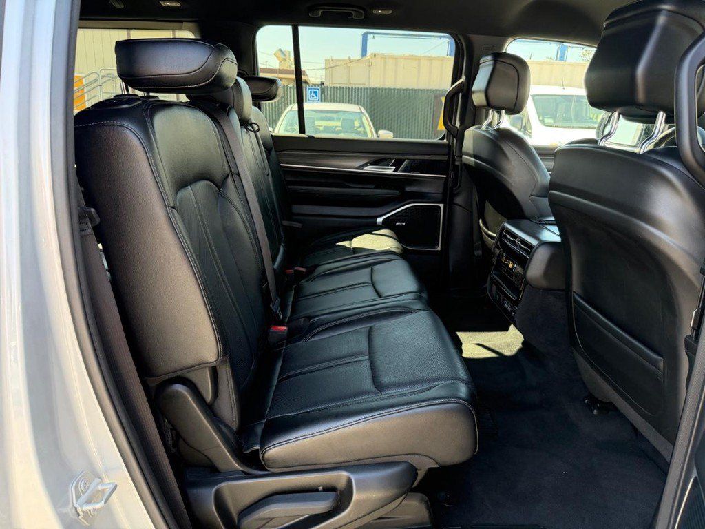 Used 2024 Jeep Wagoneer Series II w/ Flexible Seating Group RWD image 44