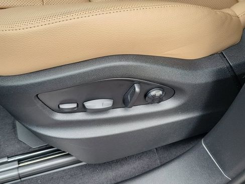 Certified 2025 Porsche Cayenne image 22