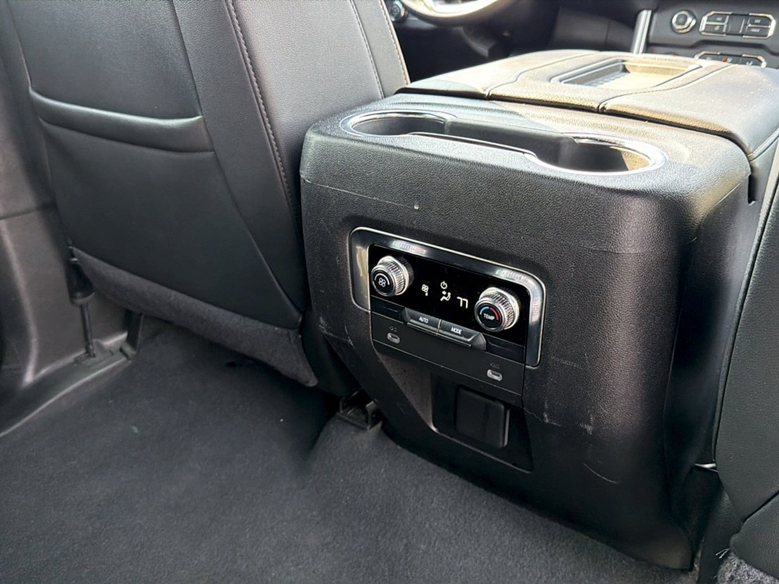 Used 2024 GMC Yukon SLT AWD/4WD image 11