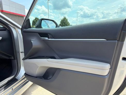 Used 2019 Toyota Camry LE FWD image 12