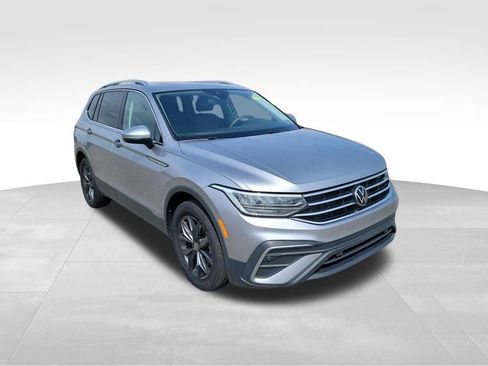 Used 2023 Volkswagen Tiguan SE AWD/4WD image 2