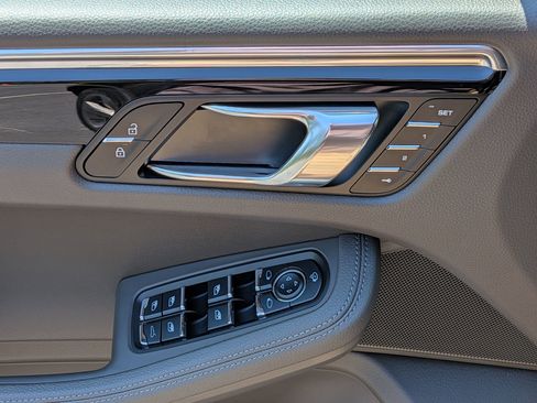 Certified 2025 Porsche Macan AWD/4WD image 23