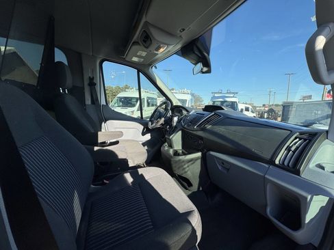 Used 2018 Ford Transit 150 XLT image 3