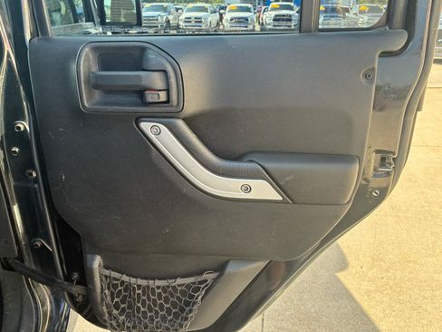 Used 2014 Jeep Wrangler Unlimited Rubicon w/ Connectivity Group AWD/4WD image 14